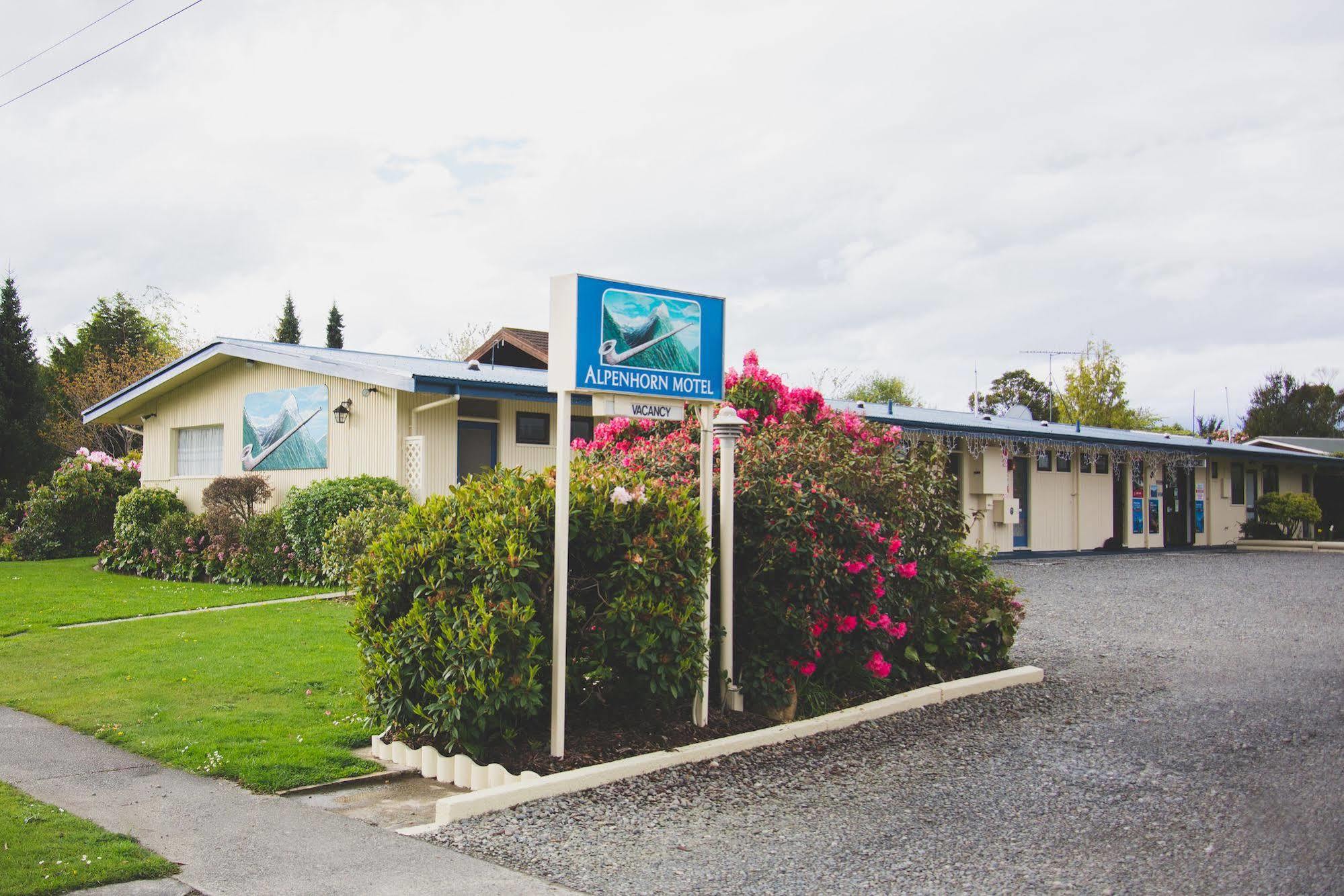 Alpenhorn Motel Te Anau Exterior photo